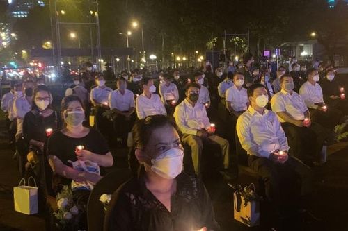 Giây phút mặc niệm tưởng nhớ những người đã ra đi vì Covid-19