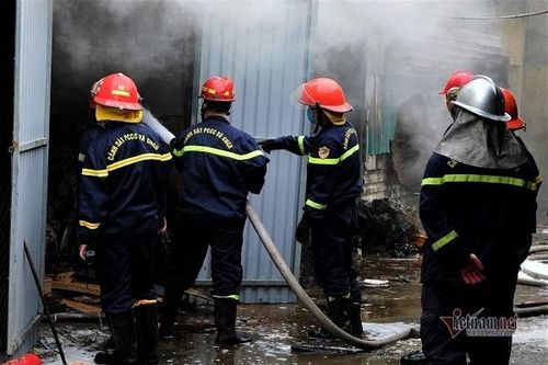 Cháy kho chứa đồ điện tử trong chợ Kim Lũ, người dân hốt hoảng bỏ chạy
