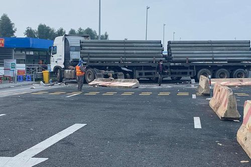 Xe đầu kéo mất lái ở chân dốc cầu Bạch Đằng gây tai nạn liên hoàn