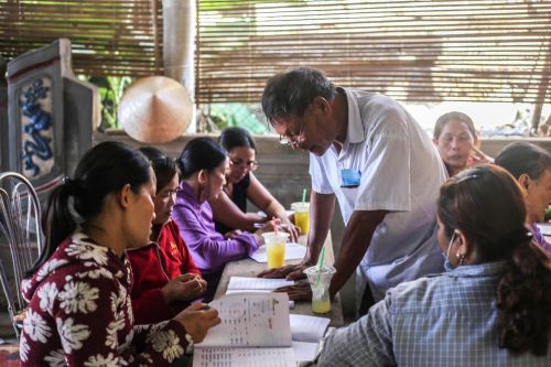 'Thầy giáo làng' 30 năm ròng xóa mù chữ cho người dân sông nước