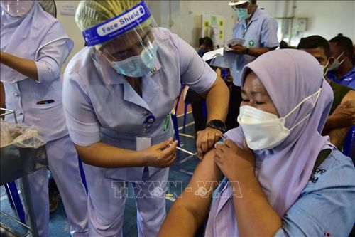 COVID-19 tại ASEAN hết 18/11: Toàn khối thêm 607 ca tử vong; Campuchia mở lại rạp chiếu phim