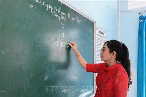 Miệt mài gắn bó với học sinh xã đảo