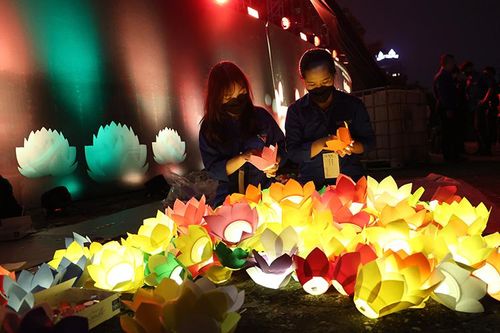 Nén tâm hương cho người đã mất trong đại dịch COVID-19