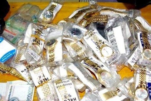 Bắt đối tượng nhập cảnh trái phép mang theo nhiều đồng hồ màu vàng