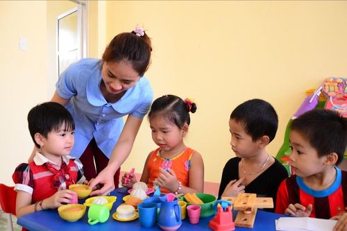 Giáo viên mầm non trước thềm 20/11: Không quà không hoa, vẫn miệt mài livestream bán hàng