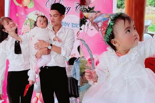 Mạc Văn Khoa tổ chức thôi nôi sớm cho con gái, bật cười trước biểu cảm 'phát quạu' của nhóc tỳ