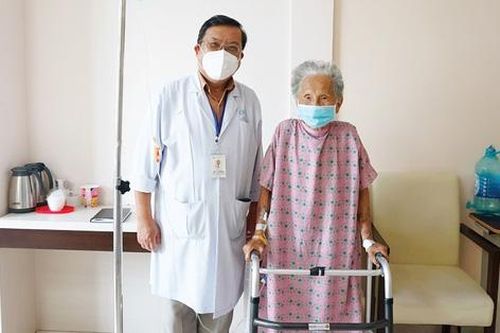 Phẫu thuật thay khớp háng nhân tạo thành công cho cụ bà 93 tuổi