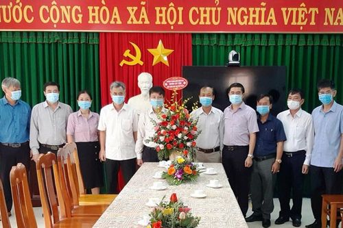 Lãnh đạo huyện Cát Tiên thăm, tặng hoa chúc mừng nhân ngày Nhà giáo Việt Nam
