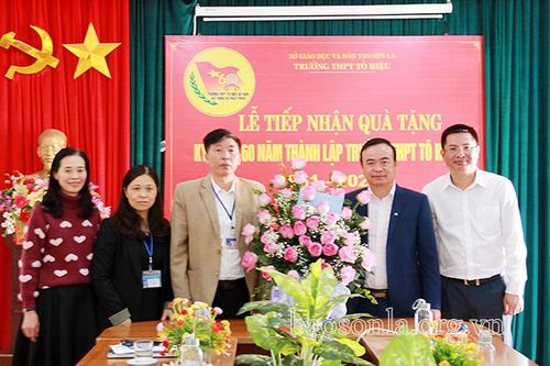 Đồng chí Bí thư Thành ủy thăm, chúc mừng thầy, cô giáo các đơn vị trường học