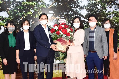 Báo Tuyên Quang chúc mừng Sở Giáo dục và Đào tạo