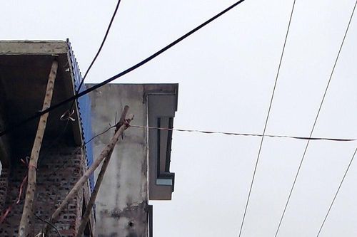 Phú Lương: Một người bị điện giật khi đang làm mái tôn