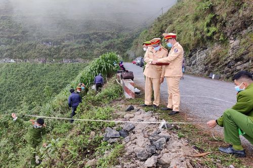 Ô tô lao xuống đèo Mã Pì Lèng ở Hà Giang, 3 người chết
