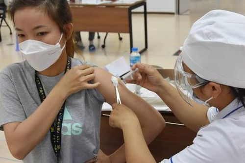 Chiều 19/11: Đã có 89% người từ 18 tuổi tiêm vaccine phòng COVID-19; Bộ Y tế cấp thêm thuốc Molnupiravir điều trị F0 cho TP.HCM