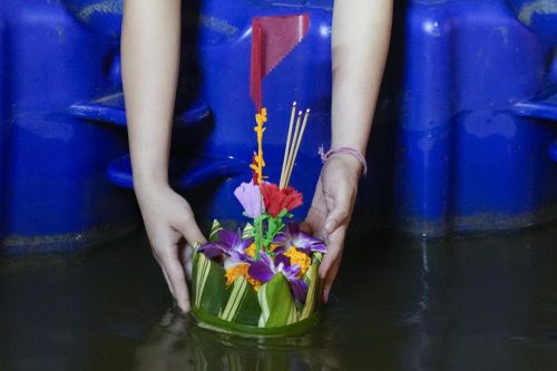 Nghịch lý tại lễ hội tôn vinh thần nước ở Thái Lan