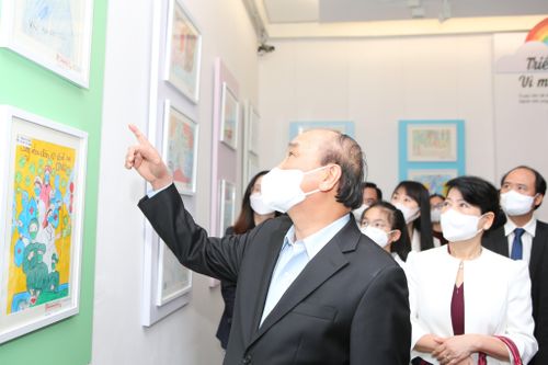 Chủ tịch nước Nguyễn Xuân Phúc xúc động xem những bức tranh đặc biệt: 'Vì một Việt Nam tất thắng'