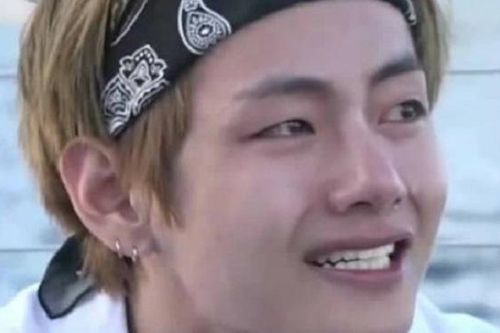 V BTS từng bị bạn học chơi xấu, khóc nghẹn trên đường về nhà