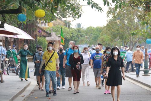 Đoàn khách quốc tế đầu tiên trở lại phố cổ Hội An sau 2 năm 'dịch giã'