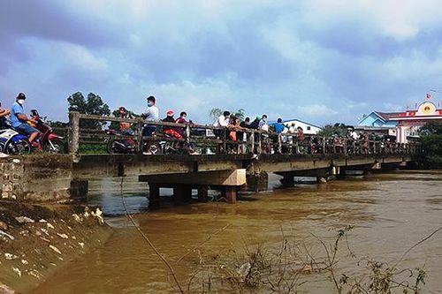 Mất tích khi thách thi bơi