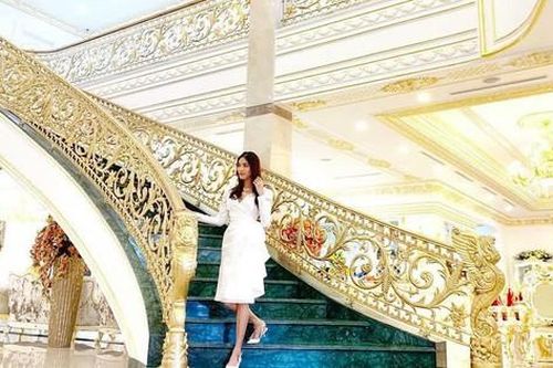 Đã tìm ra 'mỹ nhân V-biz' có cơ ngơi hoành tráng nhất: Không phải biệt thự mà như lâu đài