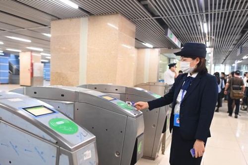 Tàu điện Cát Linh - Hà Đông khai thác thương mại, khách đi thế nào?