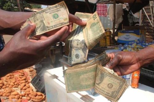 Nghề buôn tiền USD rách tại Zimbabwe
