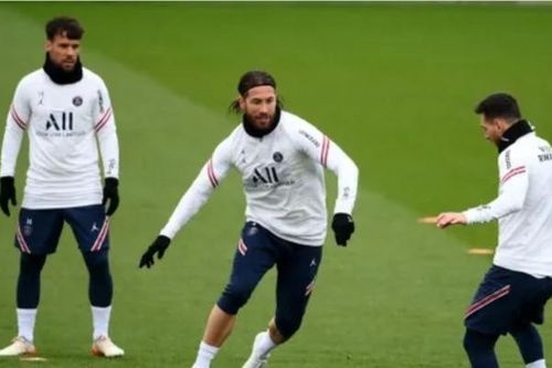 Ramos lần đầu ra sân đối đầu Messi trên sân tập PSG