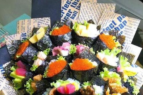 Những bó hoa 20/11 độc đáo giá tiền triệu; tôm càng xanh cỡ đại giá rẻ nhưng khách mua ngán ngẩm lắc đầu