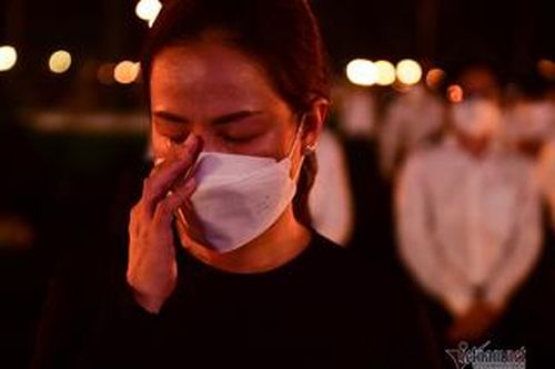Những giọt nước mắt trong đêm tưởng niệm đồng bào tử vong vì Covid-19