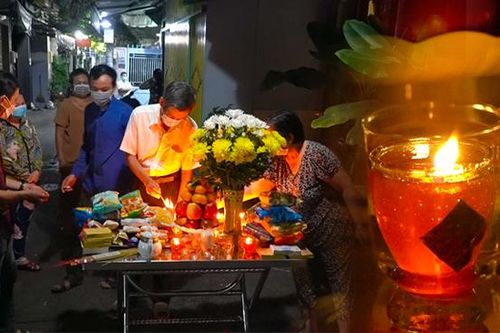 Xúc động bàn thờ tạm ở ngã 3 tưởng niệm 7 người mất vì Covid-19