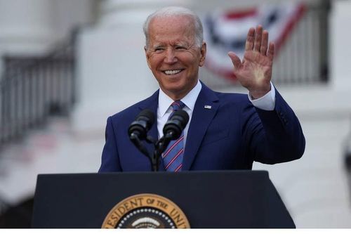 Nguyên nhân ông Biden 'hay ho hắng, dáng đi bất thường'