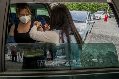 Séc và Slovakia siết chặt quy định với người chưa tiêm vaccine