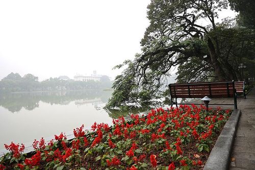 Sương phủ mờ, Hà Nội đẹp lãng đãng trong mưa sáng