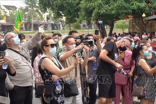 Quảng Nam: 50 du khách quốc tế thích thú tham quan khu phố cổ Hội An