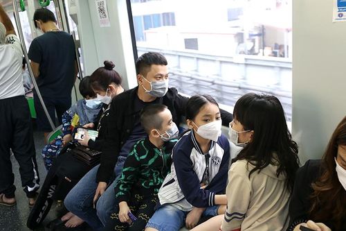 Chen chân đi tàu Cát Linh - Hà Đông ngày cuối cùng miễn phí