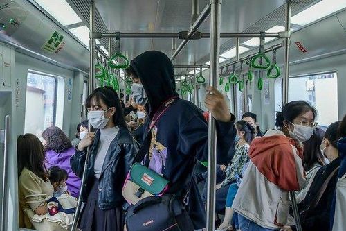 Đông hành khách trải nghiệm tàu điện trên cao trong ngày cuối miễn phí