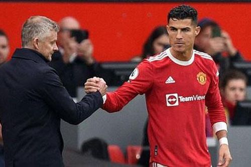 Ronaldo, chuyên gia bắt nạt lính mới