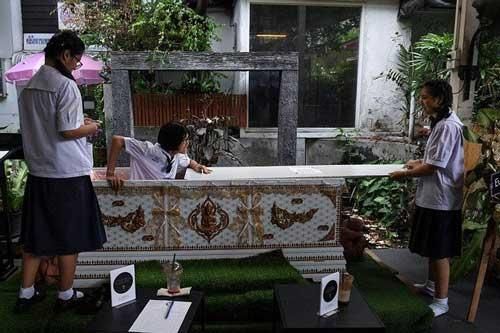 Rợn người quán cà phê 'trải nghiệm cái chết' ở Thái Lan