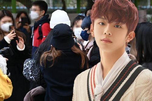 Nam idol bị fan vây kín, chụp hình tới tấp trong ngày thi đại học