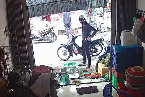 Thấy bà chủ bán cá đang ngủ trưa, nam thanh niên âm thầm lẻn vào rồi làm ra hành động xấu xí này
