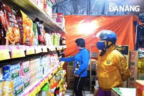 Nhiều lựa chọn tại phiên chợ 'Đưa hàng Việt về xã Hòa Ninh'