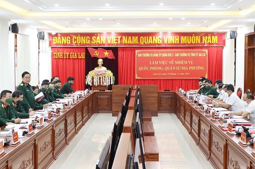 Đoàn công tác Đảng ủy Quân khu 5 làm việc với Ban Thường vụ Tỉnh ủy Gia Lai