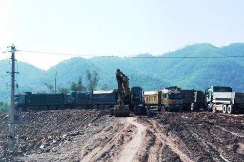 Kinh tế Xây dựng - Giao thông Doanh nghiệp vận chuyển than khó do nút giao Tỉnh lộ 16 lầy lội