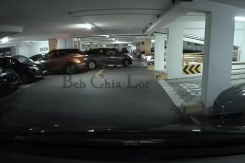 Tài xế Nissan điếng người sau pha giành chỗ đỗ xe trong hầm