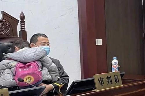 Vợ chồng cãi nhau đòi ly hôn, con nhỏ 3 tuổi òa khóc giữa Tòa, hành động ấm áp của Thẩm phán khiến dân tình xúc động nghẹn ngào