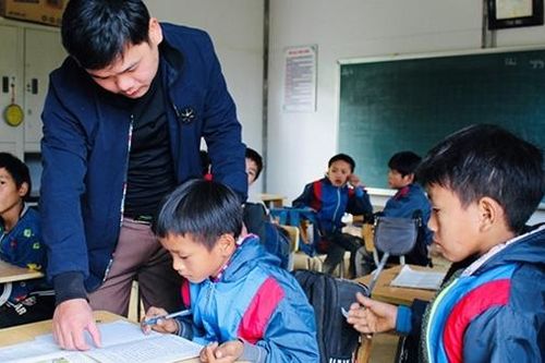 Những thầy cô lái thuyền ở hồ Ba Bể…