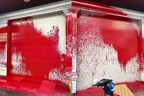 Tiệm cà phê bị tạt sơn vì chủ quán nợ 700 triệu