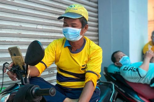 Nhiều xe ôm công nghệ ở TP.HCM còn ngại ngần chở khách