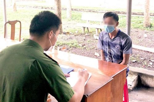 Bắt khẩn cấp gã bố dượng nhiều lần xâm hại con riêng của vợ