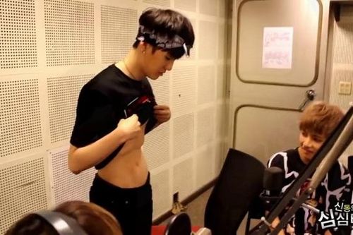 Suga khoe cơ bụng 'siêu năng lực', BTS cũng chắng kém cạnh