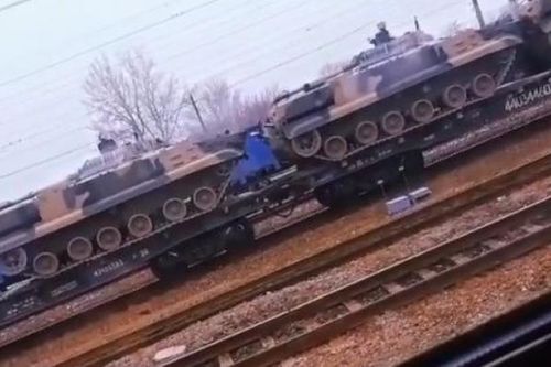 Một đoàn tàu chở xe bọc thép của Nga xuất hiện cách biên giới Ukraine 27km